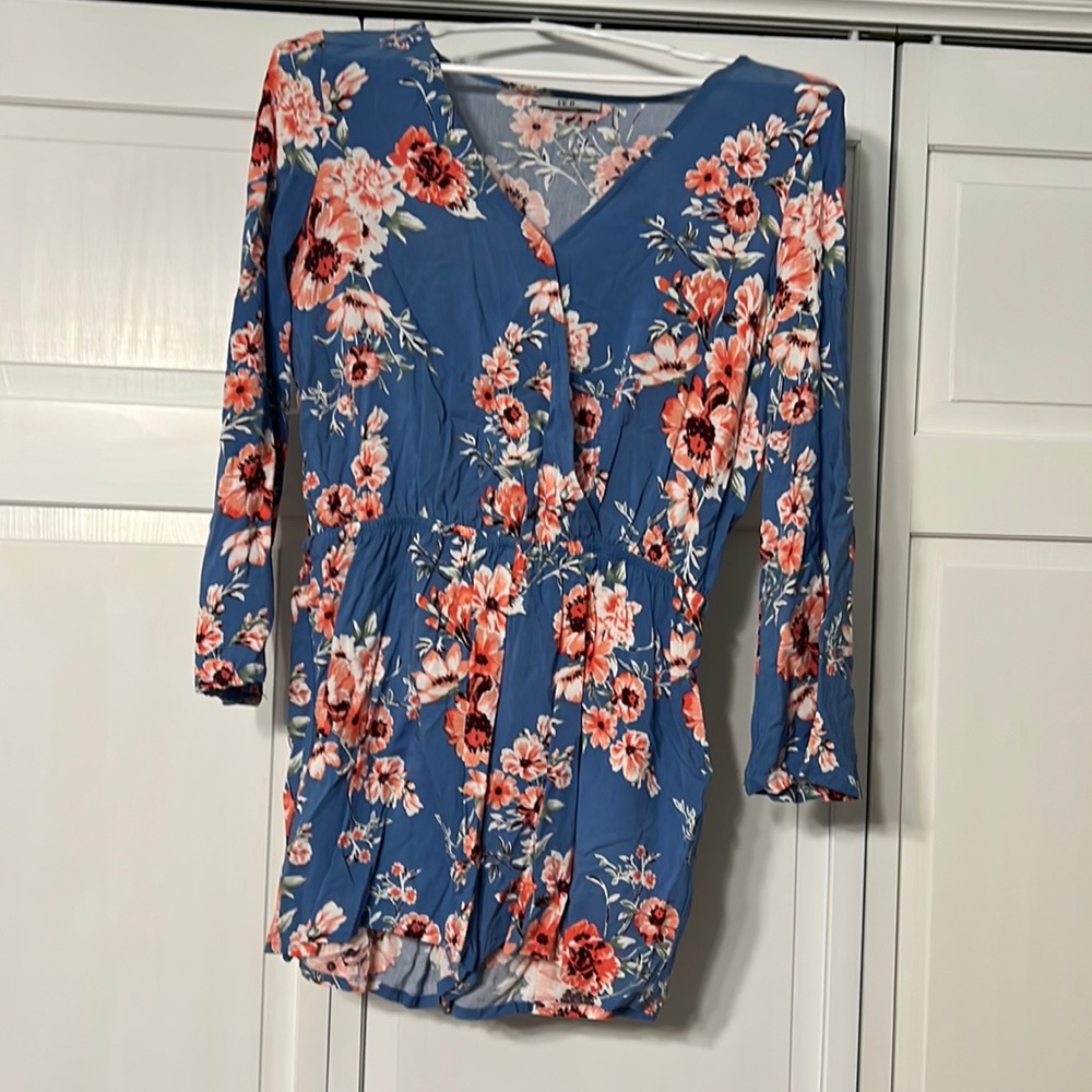 V-Neck floral romper. Women’s small. Waisted band